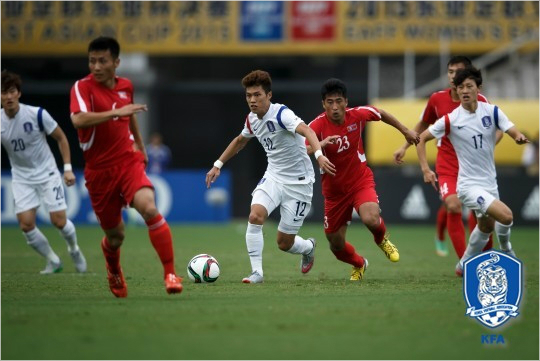 K리그클래식에서맹활약하는김승대(12번)와이재성(17번)은울리슈틸리케감독이가슴에달아준'태극마크'의부담을극복하고대표팀에서도뛰어난경기력을보여줬다.(자료사진=대한축구협회)