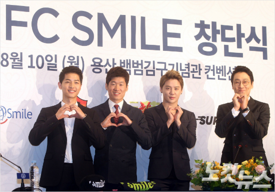 10일오전서울효창동백범김구기념관에서열린자선축구클럽'FCSMILE'창단식에참석한배우송중기(왼쪽부터),JS파운데이션박지성이사장,그룹JYJ김준수,방송인이휘재가포즈를취하고있다.황진환기자