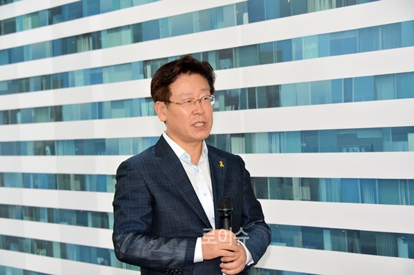 ▲이재명성남시장이10일오후성남시청1층누리홀에서열린광복70주년기념전시회<19710810집없는집-도시발생과그후이야기>에참석해발언을하고있다.(사진제공=성남시)