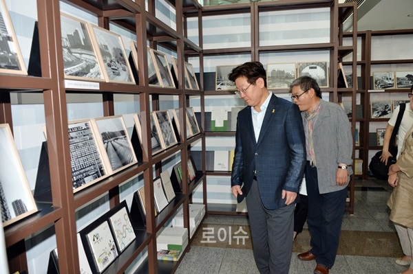▲이재명시장이성남의역사를조형물과사진으로보여주는전사회를둘러보고있다.