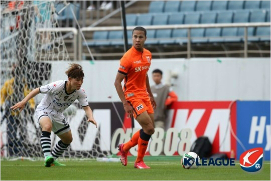 대한축구협회는발모제사용으로금지약물양성반응을보인K리그클래식제주유나이티드의공격수강수일에출전정지6개월의중징계를내렸다.앞서한국프로축구연맹이내린15경기출전정지보다강력한징계다.(자료사진=한국프로축구연맹)