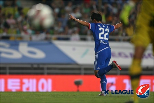 동아시아축구연맹(EAFF)동아시안컵에서생애첫태극마크를달고맹활약한수원의신예권창훈은소속팀복귀후출전한첫경기서후반교체출전해결승골을뽑으며서정원감독을활짝웃게했다.(자료사진=한국프로축구연맹)