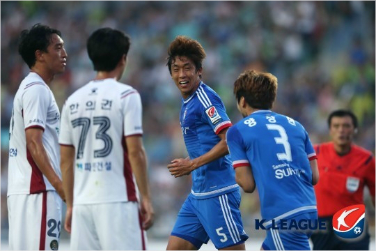 김은선의부상으로수비형미드필더로임시변신했던조성진(등번호5번)은기대이상으로새로운역할을완벽하게수행하며서정원수원감독을행복한고민에빠지게만들었다.(자료사진=한국프로축구연맹)