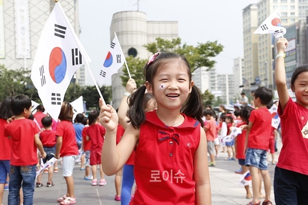 ▲원아들이태극기를흔들며나라사랑의의미를되새기고있다.