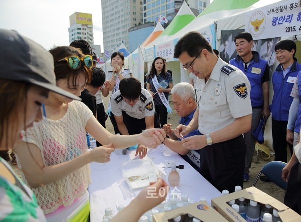 ▲몰카예방타투(tatoo)스티커부착하기,4대악근절생수배부등성범죄예방을위한다양한홍보활동을펼치고있다.
