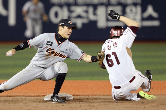 '이수비는좋았는데...'한화유격수강경학(왼쪽)이14일넥센과원정에서2루로뛰던상대유한준을태그아웃시키고있다.(목동=한화이글스)