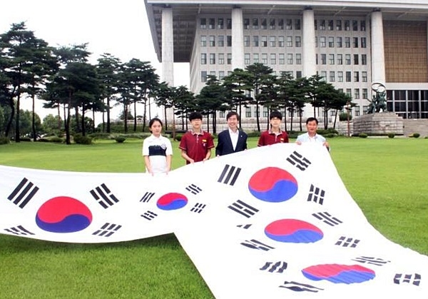 ▲조경태국회의원이국회를방문한시민들과기념촬영.(사진제공=조경태의원실)