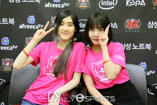 레이디스 배틀 서머 우승을 차지한 총명 천리안의 정영진(좌)과 김지영(우).