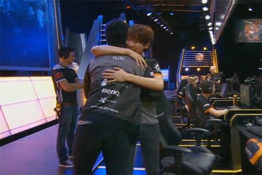 프나틱 '후니' 허승훈과 '레인오버' 김의진이 승리 후 포옹하고 있다.(사진=LCS 트위치TV 캡쳐)