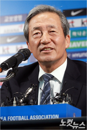 제프블래터국제축구연맹(FIFA)회장과측근의비리가불거지자정몽준대한축구협회명예회장은FIFA조직을개혁해야한다는주장과함께차기회장선거출마를선언했다.윤창원기자