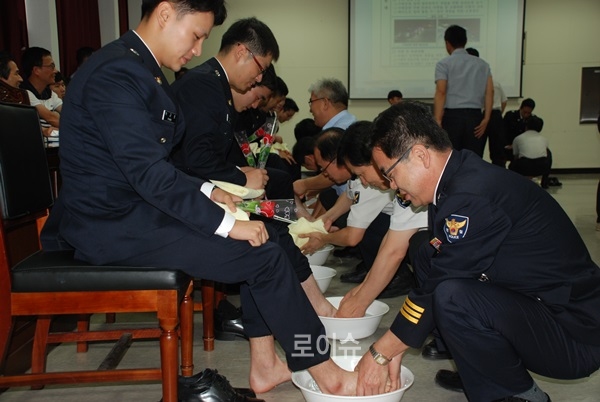 ▲류해국서장이신임경찰관의발을직접씻어주며격려를하고있다.