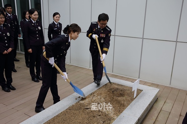 ▲신임경찰관들이자신의다짐을담은편지를타입캡슐에봉인해묻고있다.