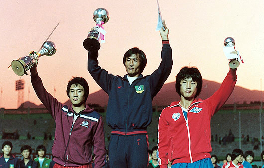 1983년시즌종료후모습.오른쪽이K리그최초개인통산50골의주인공인김용세다.(자료사진=대한축구협회)