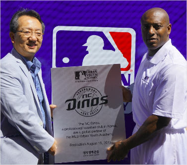 NC다이노스이태일대표와UYA컴튼총괄매니저로드니데이비스.(NC다이노스제공)