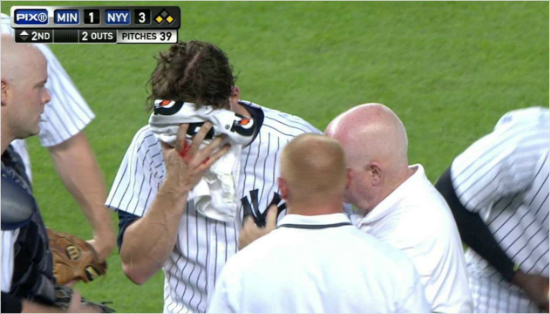 얼굴을감싸고괴로워하는브라이언미첼.(홈페이지영상캡처)