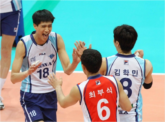 지난3월말판증후군으로갑작스레은퇴한국가대표출신센터하경민(왼쪽)은과거자신이임대생활을했던대한항공에서다시한번재기에나선다.(자료사진=대항항공점보스)