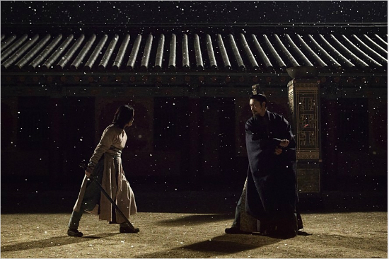 영화'협녀,칼의기억'속홍이(김고은분)와유백(이병헌분)의결투장면.(공식홈페이지캡처)