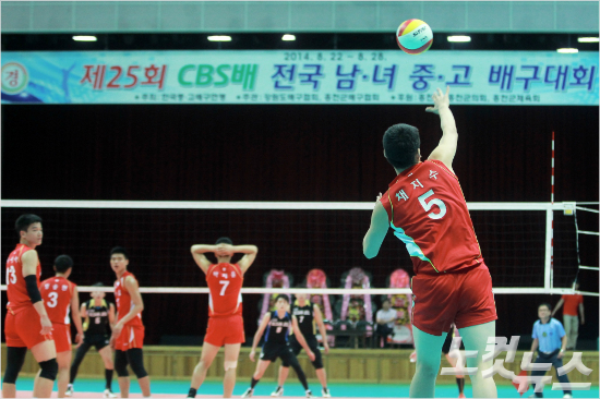 ‘제26회CBS배전국남녀중고배구대회’가20일부터일주일간충북단양의3개체육관에서남녀중고부39개팀이출전해열전에나선다.사진은지난해강원도홍천에서열린25회대회남고부경기모습.황진환기자