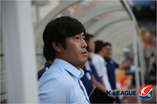 '1강'전북현대를가장근접해추격중인수원은8월들어주전골키퍼정성룡의갑작스러운군사훈련소집에수비진의연쇄부상으로매경기불안한수비로경기하는처지다.(자료사진=한국프로축구연맹)