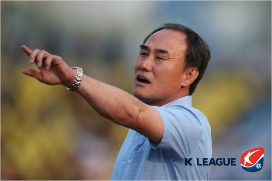김학범감독은결승골을넣은공격수,수차례선방으로승리를지킨골키퍼라도팀전체의경기력에방해가되는선수는거침없이불호령을내렸다.(자료사진=한국프로축구연맹)