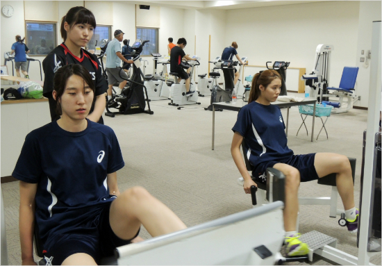 2015국제배구연맹(FIVB)월드컵여자배구대회에참가하는여자배구대표팀은일본배구협회가제공한숙소에피트니스센터가없어숙소가위치한일본마츠모토의시립피트니스센터에서현지주민들과함께함께운동을해야했다.(자료사진=대한배구협회)