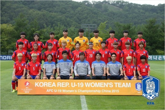 정성천감독이이끄는한국19세이하(U-19)여자축구대표팀은2015아시아축구연맹(AFC)여자U-19챔피언십조별예선에서이란,태국을연파하고4강진출을확정해23일열릴조별예선마지막경기인남북전의결과로조1,2위가가려지게됐다.(자료사진=대한축구협회)