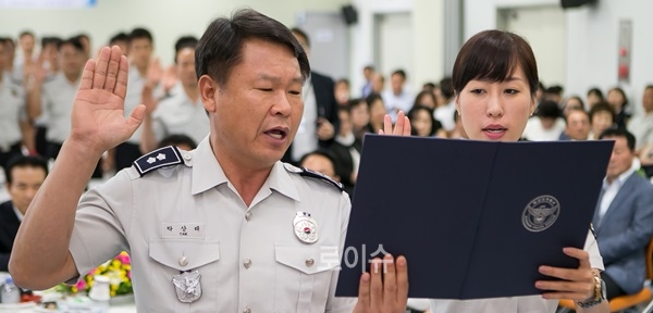 ▲탁상래기동대장(경감)등이결의문을낭독하고있다.