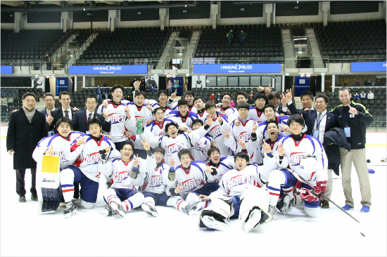 공개트라이아웃을통해18세이하대표팀을선발해지난3월열린국제아이스하키연맹18세이하남자아이스하키세계선수권디비전2그룹A대회에서우승한대한아이스하키협회는내년열릴디비전1그룹B대회에나설18세이하대표선수를다시한번공개선발한다.(자료사진=대한아이스하키협회)