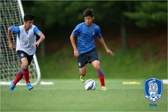 국제축구연맹(FIFA)의징계로2년가량실전에나서지못한장결희(오른쪽)는17세이하대표팀소집에앞서18세이하대표팀과합동훈련을통해빠르게몸상태를끌어올렸다.(자료사진=대한축구협회)