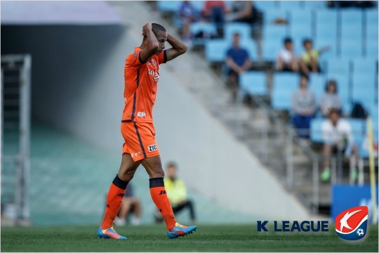 금지약물사용으로K리그15경기출전정지징계를받았던제주공격수강수일은사실상의집행유예기간에음주운전사고까지내며자칫선수생명에큰위기를맞을상황에놓였다.(자료사진=한국프로축구연맹)