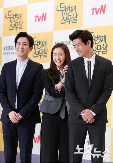 (왼쪽부터)배우최원영,최지우,이상윤이25일서울영등포구타임스퀘어아모리스홀에서열린tvN금토드라마'두번째스무살'제작발표회에서포즈를취하고있다.사진=윤성호기자