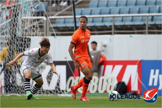금지약물사용으로한국프로축구연맹과대한축구협회의징계를받은제주유나이티드공격수강수일은징계도중음주운전사고로결국소속팀에서임의탈퇴됐다.(자료사진=한국프로축구연맹)