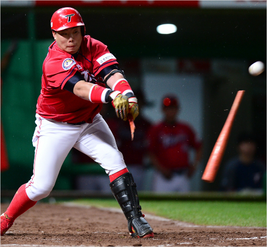 '어라?부러져도안타가되네?'KIA는올시즌주포나지완과최희섭의부진과부상등으로타선이헐거워졌지만끈끈한응집력으로선전을이어가고있다.사진은25일SK전에서나지완이안타를때려내는모습.(인천=KIA타이거즈)