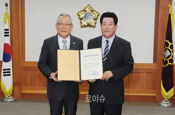 ▲비례대표국회의원의석승계자결정통지서수여식(사진=선관위)