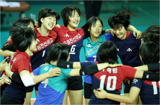 수원전산여고는주장김선희(가운데)를중심으로돌똘뭉쳐올해대통령배에이어CBS배에서우승하며여고부최강의자리를다시한번확인했다.(자료사진=발리볼코리아닷컴)