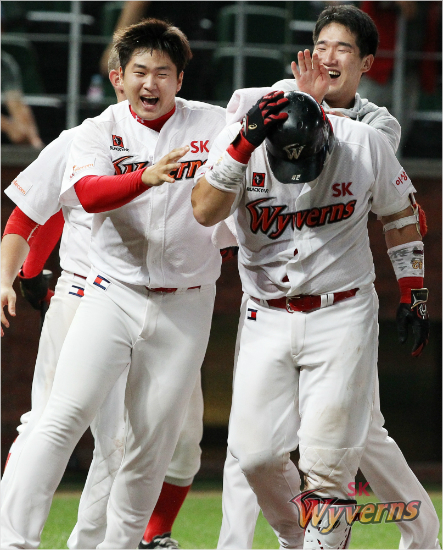 '이게꿈이냐,생시냐'SK정상호(오른쪽)가26일KIA와홈경기에서9회말끝내기3점역전결승홈런을때려낸뒤동료들의격한축하를받고있다.(인천=SK와이번스)