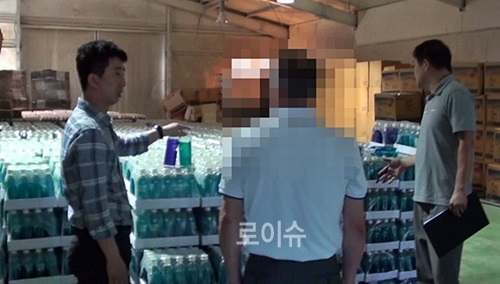 ▲유통기한경과제품을압류하고있다.(사진제공=경남경찰청)