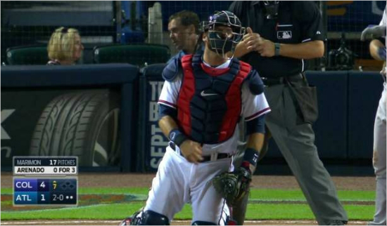 "스트라이크가아니라고?"원바운드공을현란한미트질을통해스트라이크로바꾸려했던피어진스키.(홈페이지영상캡처)