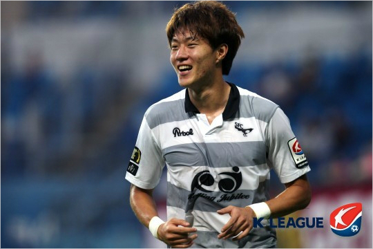 K리그클래식에서득점왕경쟁중인황의조는이정협이불의의부상으로대표팀에서중도하차한빈자리를포르투갈리그에서맹활약하는석현준과함께대신해야하는막중한책임감을안게됐다.(자료사진=한국프로축구연맹)