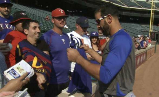 호세바티스타가관중이입고있는리오넬메시유니폼과자신의연습용유니폼을바꾸고있다.(홈페이지영상캡처)