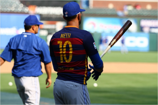 리오넬메시의유니폼을입고훈련하는호세바티스타.(사진=MLB.com)