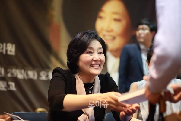 ▲박영선의원이지난7월25일서울교보문고강남점에서사인한책을독자에게전달하며활짝웃고있다.