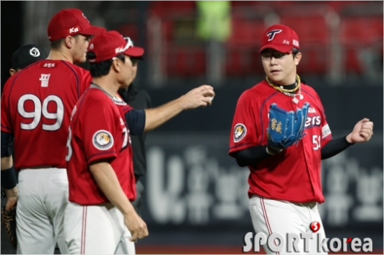 '나더던질수있었는데...'KIA양현종(오른쪽)이28일케이티전에서3회타구에맞은뒤경기를강행하려는의지를동료들과이대진코치에게전하는모습.(자료사진=KIA)