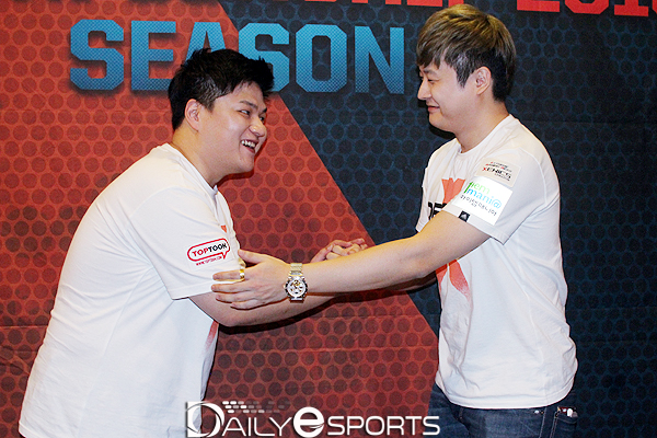 경기가 끝난 뒤 김승섭에게 고마움을 표시하고 있는 전경운(왼쪽).