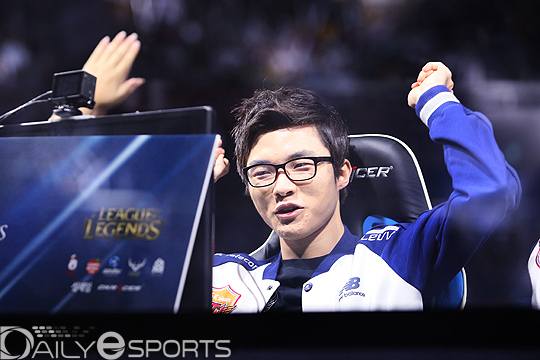 1세트 승리에 두 손 들고 기뻐한 '페이커' 이상혁.