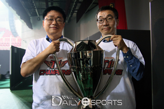 SK텔레콤 T1 스포츠단 이성영 단장(오른쪽)과 강종렬 게임단주가 롤챔스 서머 우승컵을 자랑하고 있다.