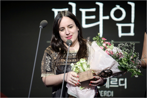 30일저녁서울도곡동EBS사옥에서열린제12회EBS국제다큐영화제폐막식에서'티타임'으로경쟁부문대상을받은칠레출신마이테알베르디감독이수상소감을밝히고있다.사진=EBS제공