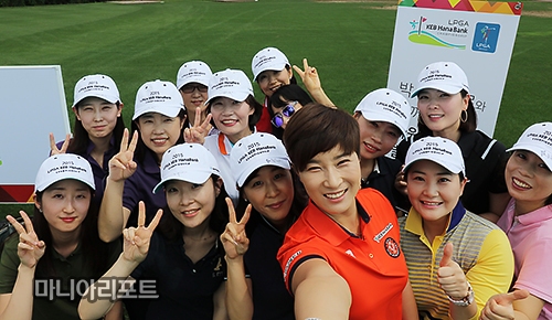 여성자원봉사단원들과셀카촬영을하는홍보대사박세리