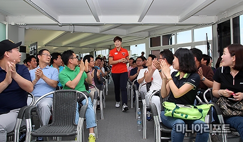 ▲자원봉사단원들의박수를받으며입장하는박세리홍보대사