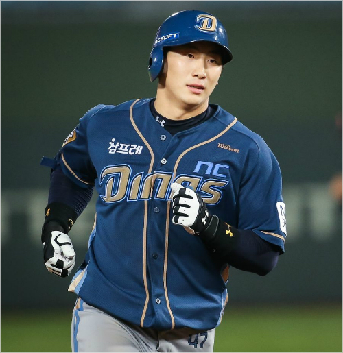 '이제내가해결사'NC나성범이30일사직롯데전에서7회결승2점홈런을날린뒤그라운드를도는모습.(부산=NC)